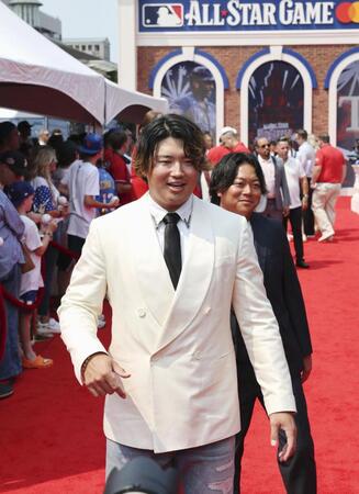 レッドカーペットショーに参加した村上（共同）