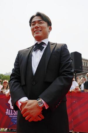 　米大リーグ、オールスター戦前のレッドカーペットショーに参加し、取材に応じるドジャース・山本由伸＝14日、フィラデルフィア（共同）