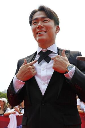 　米大リーグ、オールスター戦前のレッドカーペットショーに参加し、取材に応じるドジャース・山本由伸＝14日、フィラデルフィア（共同）