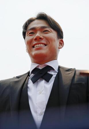 　米大リーグ、オールスター戦前のレッドカーペットショーに参加し、取材に応じるドジャース・山本由伸＝14日、フィラデルフィア（共同）