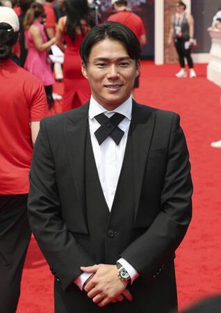 　米大リーグ、オールスター戦前のレッドカーペットショーに参加したドジャース・山本由伸＝14日、フィラデルフィア（共同）