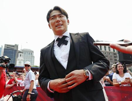　米大リーグ、オールスター戦前のレッドカーペットショーに参加し、取材に応じるドジャース・山本由伸＝14日、フィラデルフィア（共同）