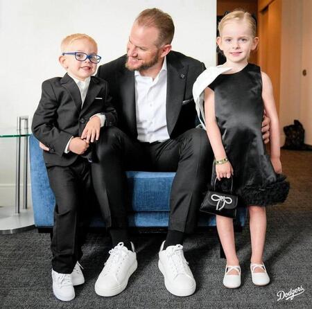 長女・ソフィアちゃん（右）、長男・ワイアット君（左）と記念撮影するマンシー（ロサンゼルス・ドジャース提供）