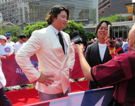 レッドカーペットでインタビューに答える村上（撮影・小林信行）