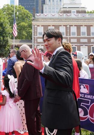 　米大リーグ、オールスター戦前のレッドカーペットショーに参加したドジャース・山本由伸＝14日、フィラデルフィア（共同）