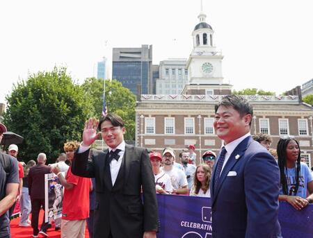 　米大リーグ、オールスター戦前のレッドカーペットショーに参加したドジャース・山本由伸（左）＝14日、フィラデルフィア（共同）