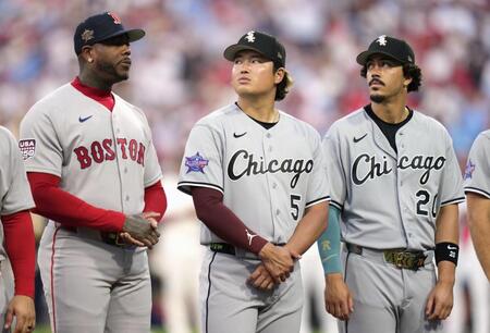 　オールスター戦の試合前、整列するホワイトソックス・村上（中央）＝フィラデルフィア（共同）