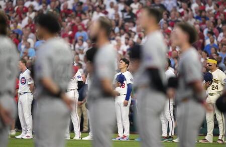 　オールスター戦の試合前、整列するドジャース・山本（奥中央）＝フィラデルフィア（共同）