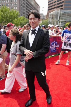 　米大リーグ、オールスター戦前のレッドカーペットショーに参加したドジャース・山本由伸＝14日、フィラデルフィア（共同）