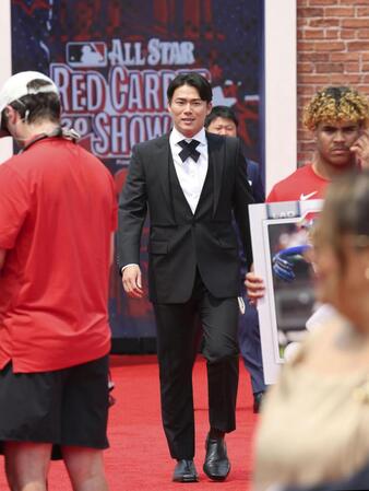 　米大リーグ、オールスター戦前のレッドカーペットショーに参加したドジャース・山本由伸＝14日、フィラデルフィア（共同）