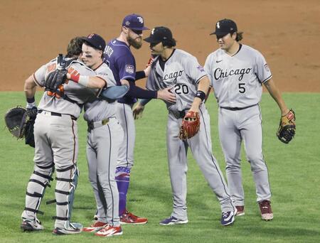 　米大リーグのオールスター戦でア・リーグが勝利し、タッチを交わすホワイトソックス・村上宗隆（右端）＝14日、フィラデルフィア（共同）