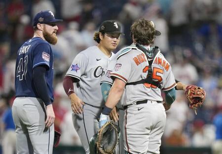 　オールスター戦でア・リーグが勝利し、喜ぶホワイトソックス・村上（中央）＝フィラデルフィア（共同）