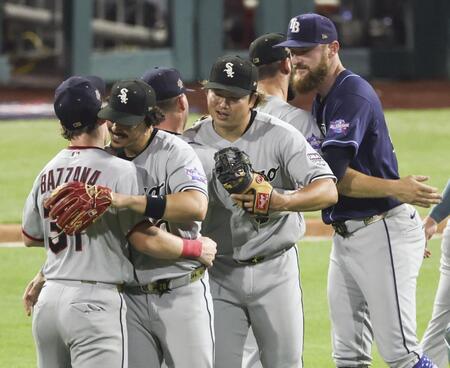 　オールスター戦でア・リーグが勝利し、喜ぶホワイトソックス・村上（中央）ら＝フィラデルフィア（共同）