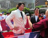 レッドカーペットでインタビューに答える村上（撮影・小林信行）