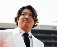 レッドカーペットショーに参加し、取材に応じる村上（共同）