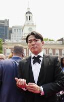 　米大リーグ、オールスター戦前のレッドカーペットショーに参加したドジャース・山本由伸＝14日、フィラデルフィア（共同）