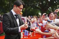 　米大リーグ、オールスター戦前のレッドカーペットショーに参加し、ファンにサインするドジャース・山本由伸＝14日、フィラデルフィア（ＭＬＢ提供・ゲッティ＝共同）