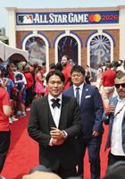 　米大リーグ、オールスター戦前のレッドカーペットショーに参加したドジャース・山本由伸＝14日、フィラデルフィア（共同）