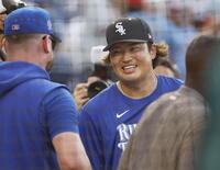 　オールスター戦の試合前練習で、笑顔を見せるホワイトソックス・村上＝フィラデルフィア（共同）
