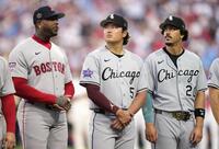 　オールスター戦の試合前、整列するホワイトソックス・村上（中央）＝フィラデルフィア（共同）