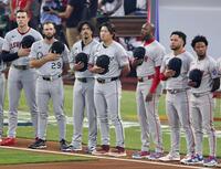 　米大リーグ、オールスター戦の試合前、整列するホワイトソックス・村上宗隆（中央）＝14日、フィラデルフィア（共同）