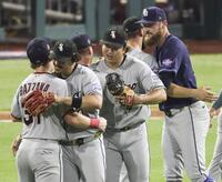 　オールスター戦でア・リーグが勝利し、喜ぶホワイトソックス・村上（中央）ら＝フィラデルフィア（共同）