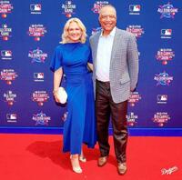 レッドカーペットショーに登場したロバーツ監督とトリシア夫人（ロサンゼルス・ドジャース提供）