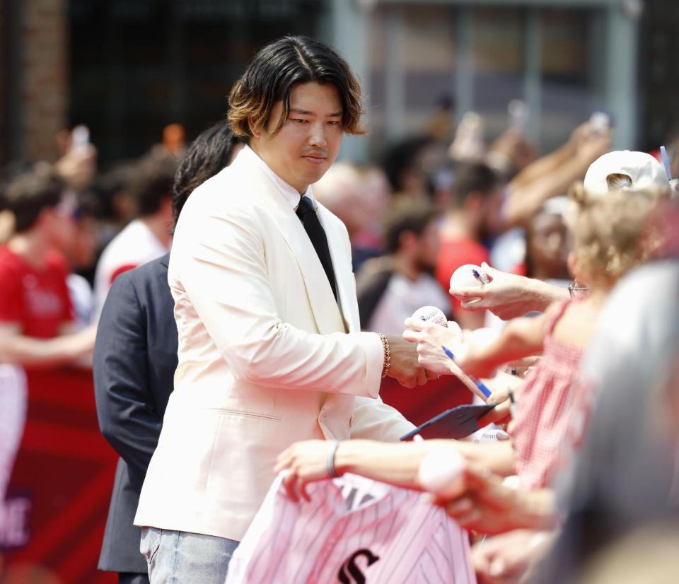 レッドカーペットショーに参加し、サインの求めに応じる村上（共同）