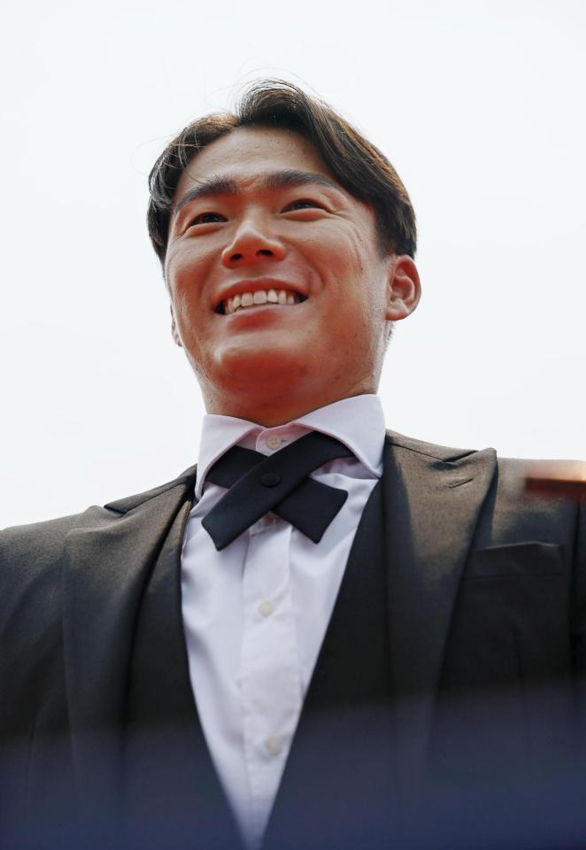 　米大リーグ、オールスター戦前のレッドカーペットショーに参加し、取材に応じるドジャース・山本由伸＝14日、フィラデルフィア（共同）