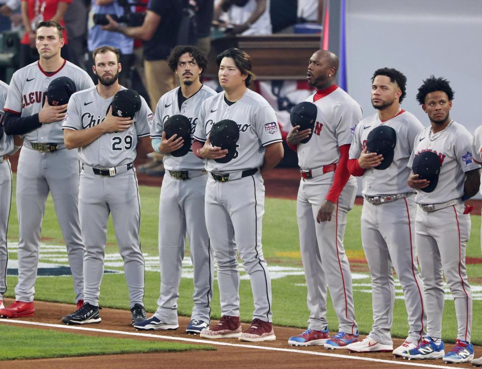 　米大リーグ、オールスター戦の試合前、整列するホワイトソックス・村上宗隆（中央）＝14日、フィラデルフィア（共同）