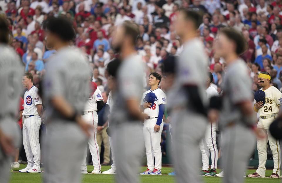 　オールスター戦の試合前、整列するドジャース・山本（奥中央）＝フィラデルフィア（共同）
