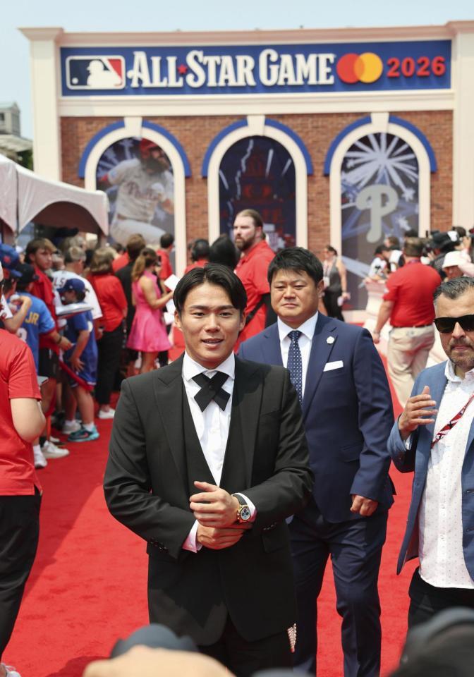 　米大リーグ、オールスター戦前のレッドカーペットショーに参加したドジャース・山本由伸＝14日、フィラデルフィア（共同）
