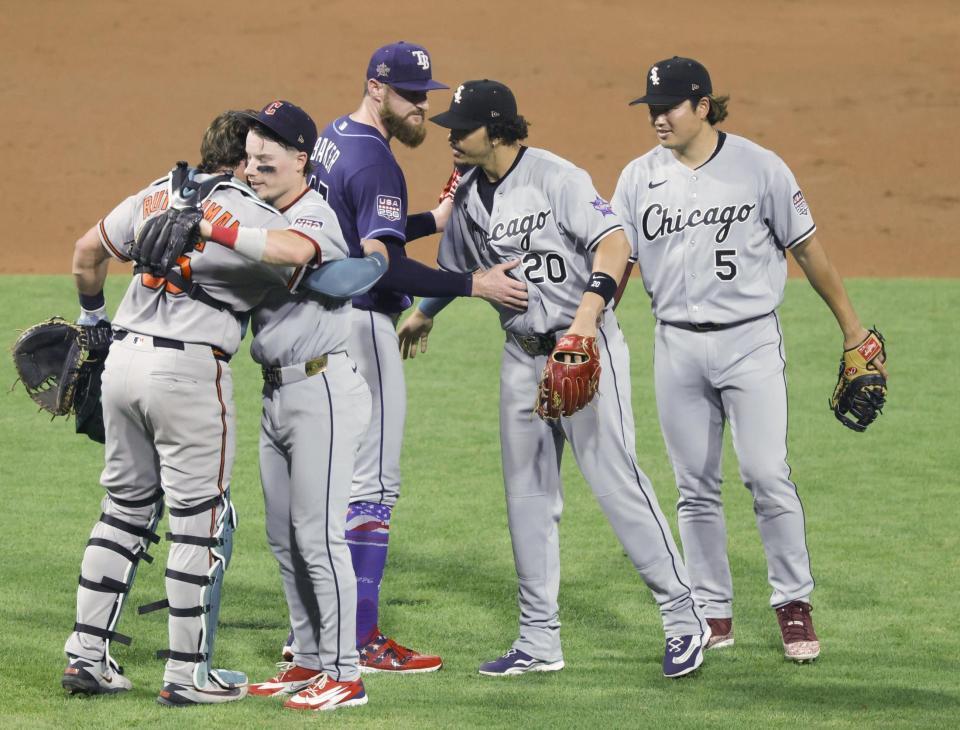 　米大リーグのオールスター戦でア・リーグが勝利し、タッチを交わすホワイトソックス・村上宗隆（右端）＝14日、フィラデルフィア（共同）
