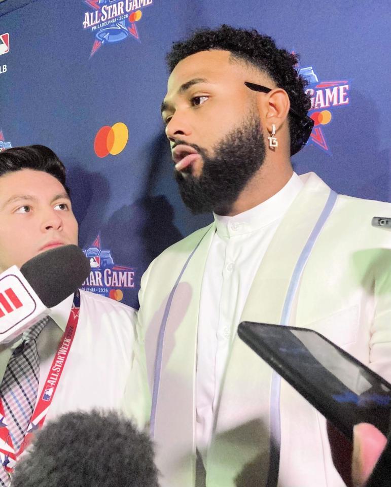 試合中に報道陣の取材を受けたカミネロ（撮影・小林信行）
