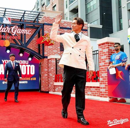 レッドカーペットを歩く山本由伸。後方は園田通訳（ロサンゼルス・ドジャース提供）＝２５年７月