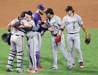 　米大リーグのオールスター戦でア・リーグが勝利し、タッチを交わす村上（右端）（共同）