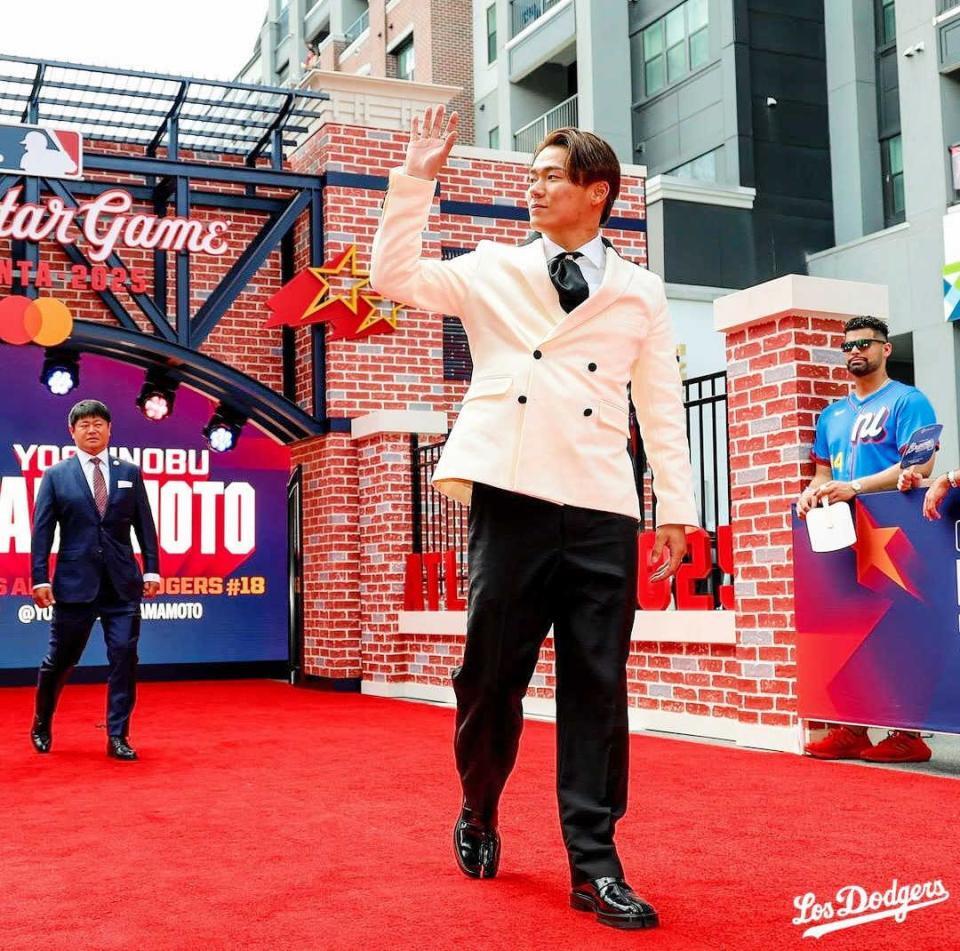 レッドカーペットを歩く山本由伸。後方は園田通訳（ロサンゼルス・ドジャース提供）＝２５年７月