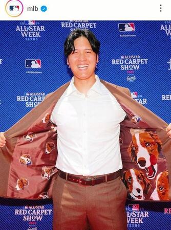 ２４年のオールスターで。裏地はデコピンだらけ！ＭＬＢのインスタグラム＠ｍｌｂより