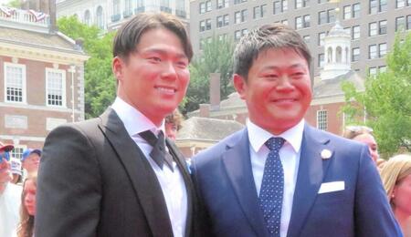 園田通訳（右）と一緒にレッドカーペットを歩いた山本＝１４日、フィラデルフィア