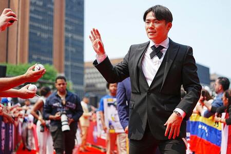 レッドカーペットショーに参加した山本＝14日、フィラデルフィア（ＭＬＢ提供・ゲッティ＝共同）