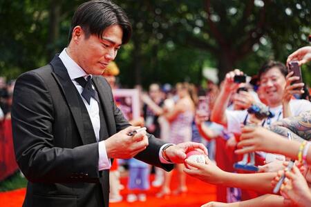 レッドカーペットショーに参加し、ファンにサインする山本＝14日、フィラデルフィア（ＭＬＢ提供・ゲッティ＝共同）