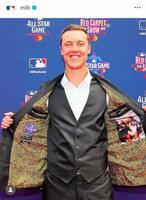レッドカーペットショーで、ジャケットの裏を見せるミジオロウスキー。ＭＬＢの公式インスタグラム＠ｍｌｂより