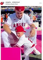 長男ベッカム君の初オールスターの写真。トラウトのインスタグラム＠ｍｉｋｅｔｒｏｕｔ（７月１４日付）より 