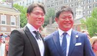 園田通訳（右）と一緒にレッドカーペットを歩いた山本＝１４日、フィラデルフィア