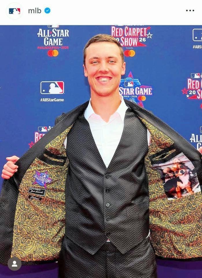 レッドカーペットショーで、ジャケットの裏を見せるミジオロウスキー。ＭＬＢの公式インスタグラム＠ｍｌｂより