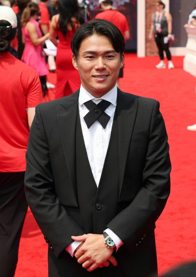 レッドカーペットショーに参加した山本＝14日、フィラデルフィア（共同）