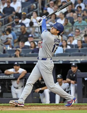 　ヤンキース戦の３回、右飛に倒れた大谷（共同）