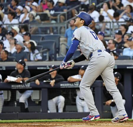 　ヤンキース戦の３回、右飛に倒れた大谷（共同）