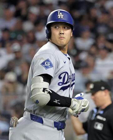　ヤンキース戦の６回、左飛に倒れた大谷（共同）