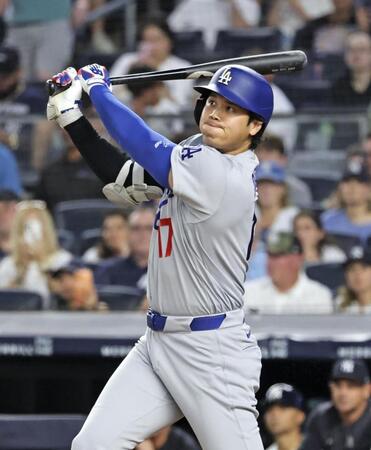 　ヤンキース戦の６回、左飛に倒れた大谷（共同）
